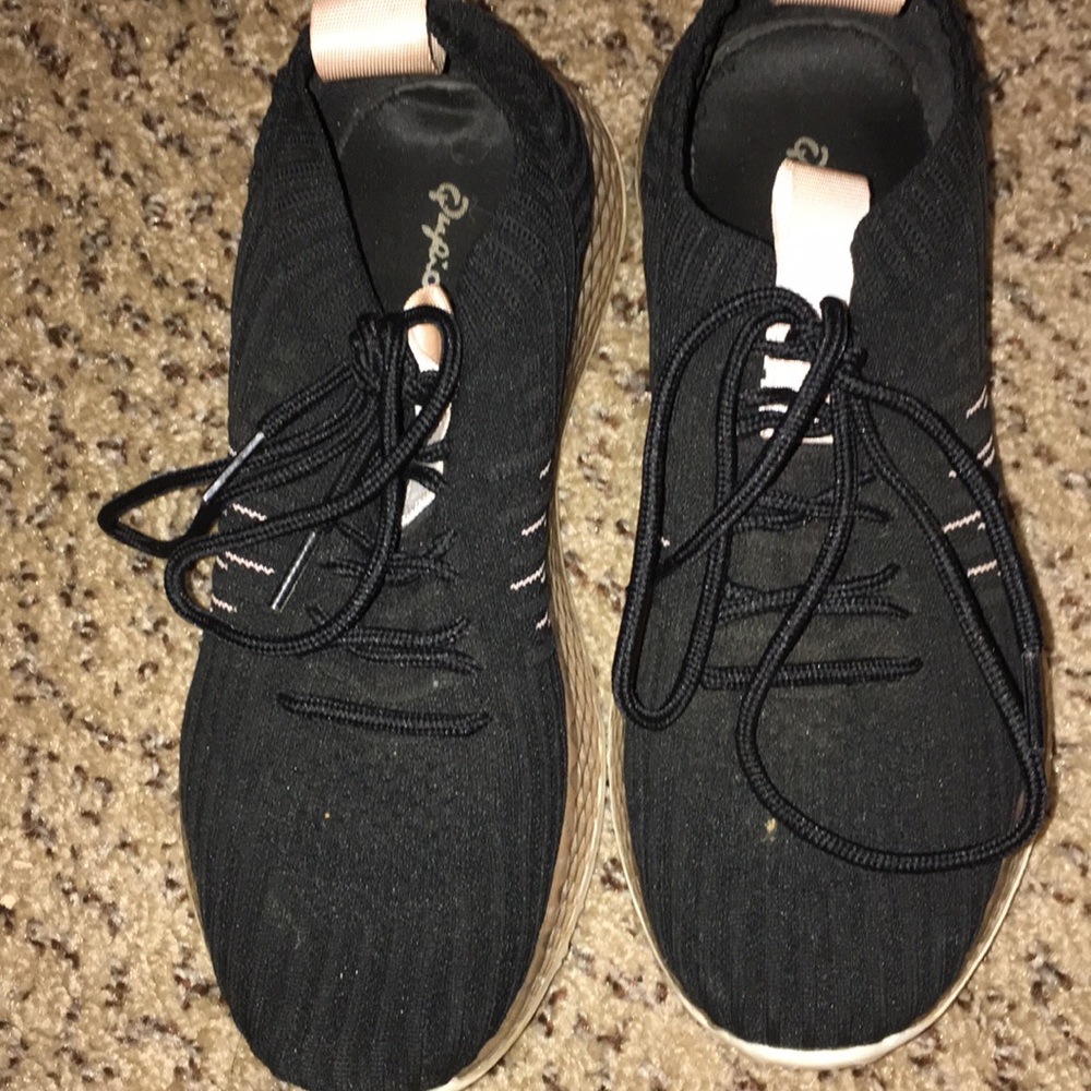 Tennis shoes